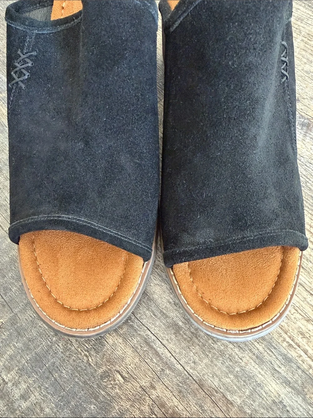 Bearpaw size 10M Edina Black Suede Wood Grain Stacked Heel Open Toe Comfort